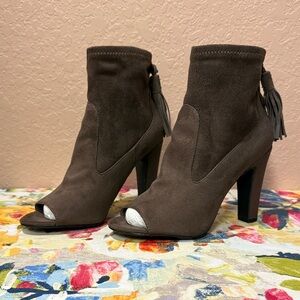 ❤️❤️ Vince Camuto Calissa Peep Toe Tassle Fringe Heel Booties Sz 5.5M